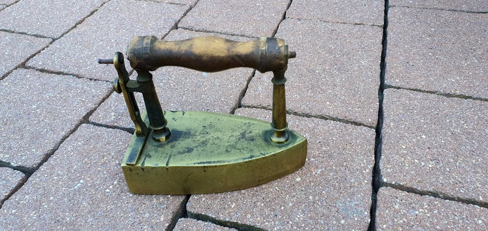 Zabytkowe mosiężne żelazko z duszą