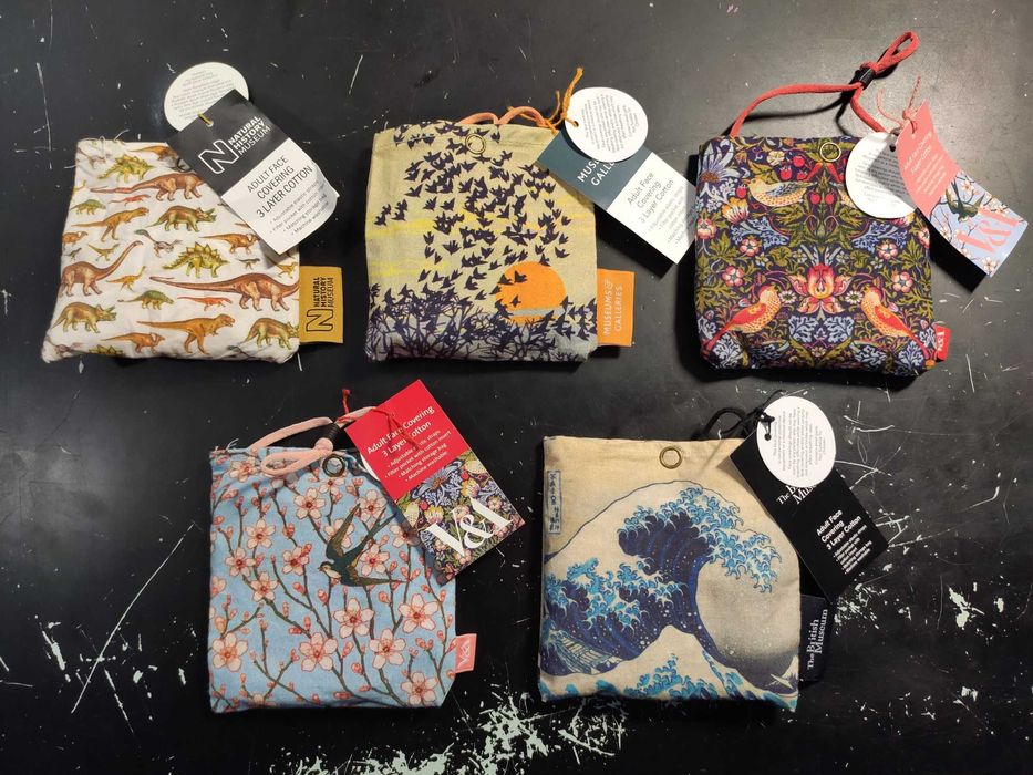 Лицьові маски з різними принтами