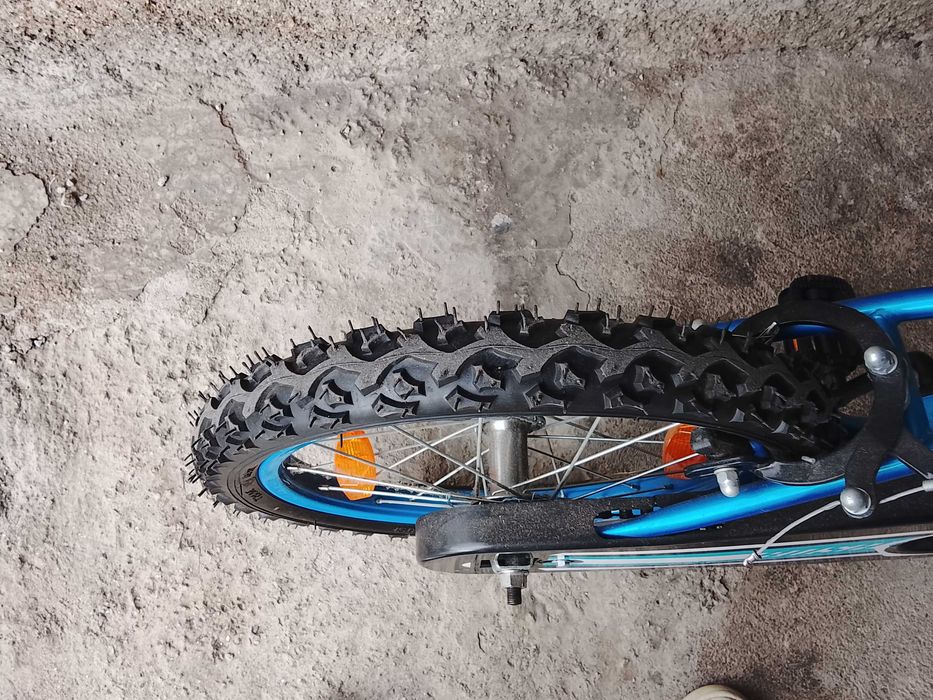 Bicicleta de criança, sapatilhas de criança