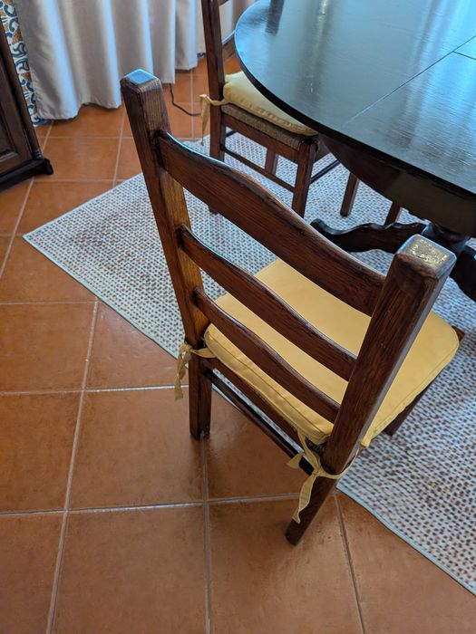 Mesa de pinho com 4 cadeiras