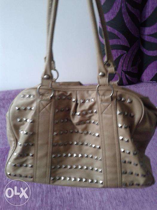 Beżowa torba zniszczona