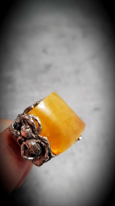 Pierścionek z bursztynem bałtyckim