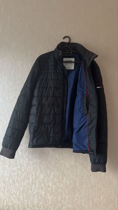 Продам куртку Tommy Hilfiger в доброму стані.
