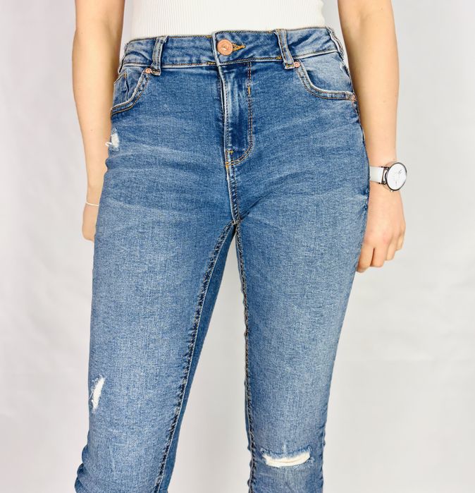 Niebieskie jeansy z przetarciami S 36