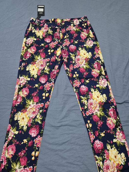 Calças azuis com flores 44