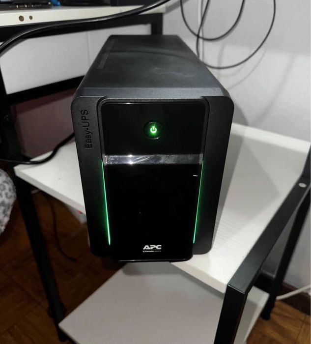 APC 1200VA 720W com 4 tomadas.
