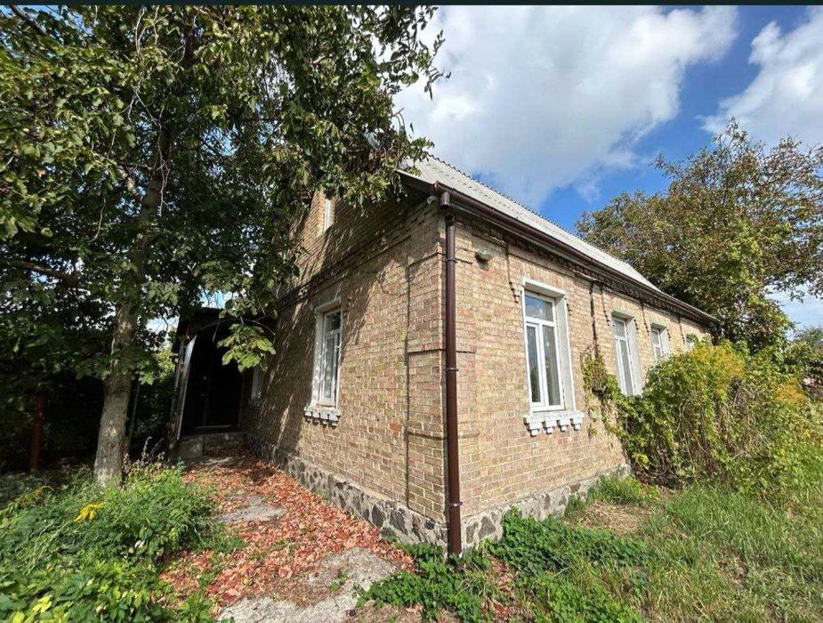 Частина будинку по центральній вулиці на 12 сотках!