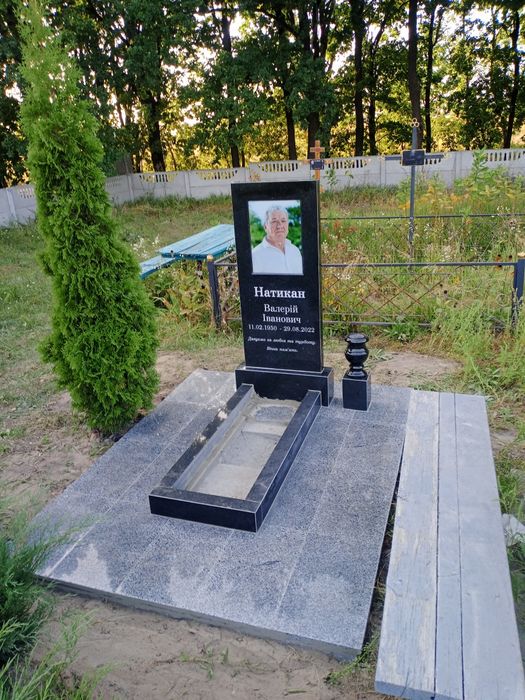 Пам'ятники та інші вироби із граніта