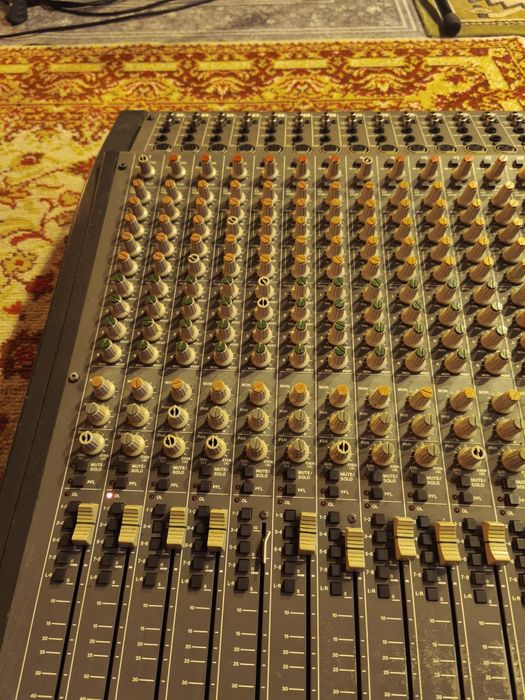 Mesa analógica Tascam M-2524
