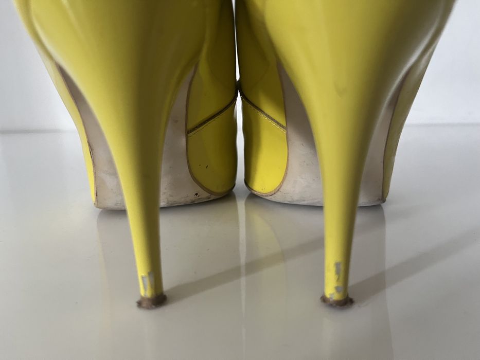 Buty szpilki Venezia żółte lakierowane rozm. 37 Piękne