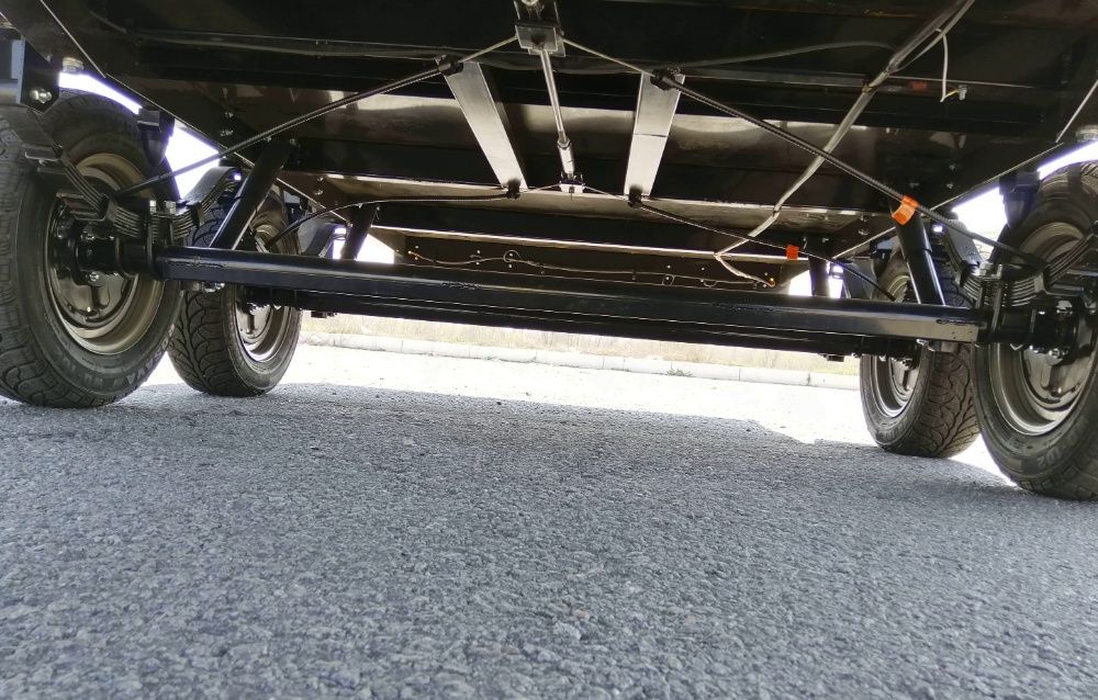 Причіп на дві осі легковий з гальмівною системою. Категорія ВЕ