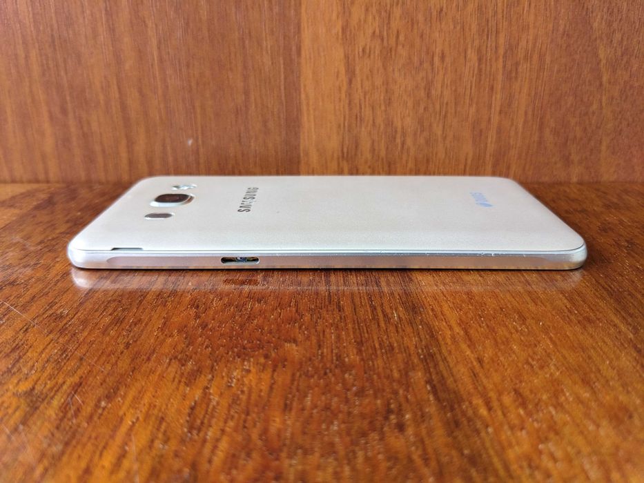 Смартфон Samsung Galaxy J5 (2016) J510H/DS с блочком и кабелем зарядки