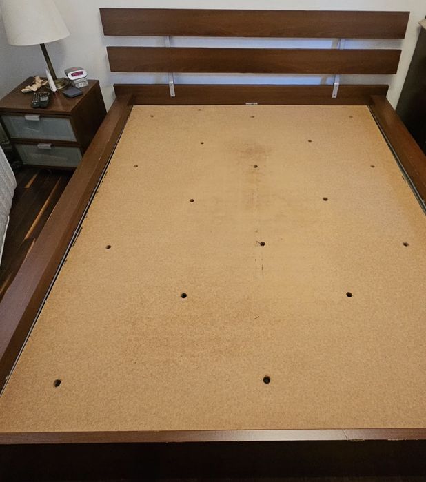 Cama madeira de casal 160×200 com estrado e.duas mesinhas cabeceira com rodas