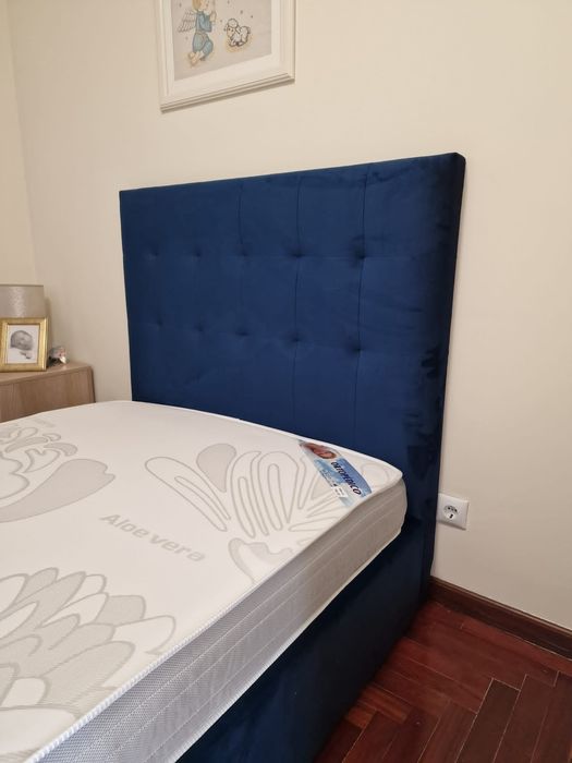 Cama, estrado  e colchão de 1,90x1,40mts (casal).