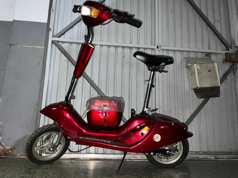 Scooters elétricas (baterias descarregadas por falta de uso)