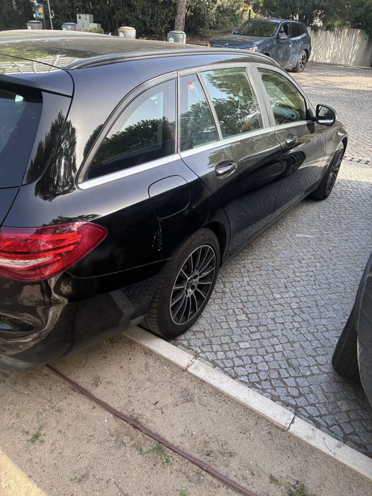 Mercedes-Benz Classe C, cor preta, com motor 220d (2.1 diesel, 2143cc, 170cv)