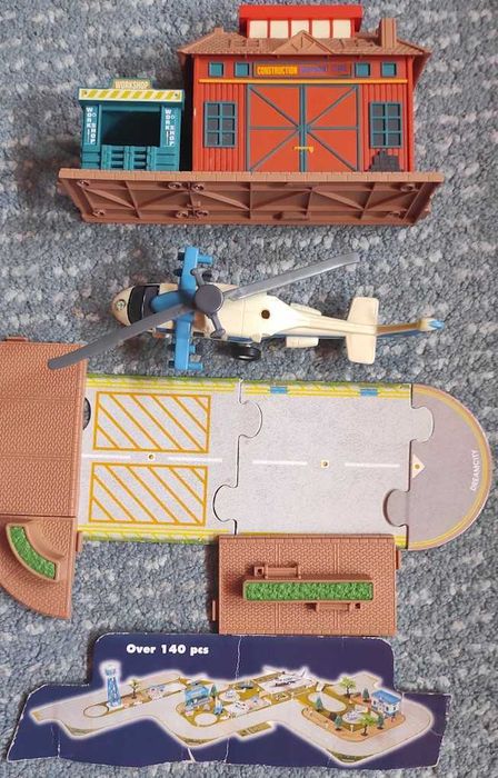 Conjunto construção com estradas, veículos, edifícios, passeios, etc.