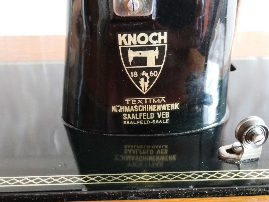 Швейна машина Knoch в тумбі.