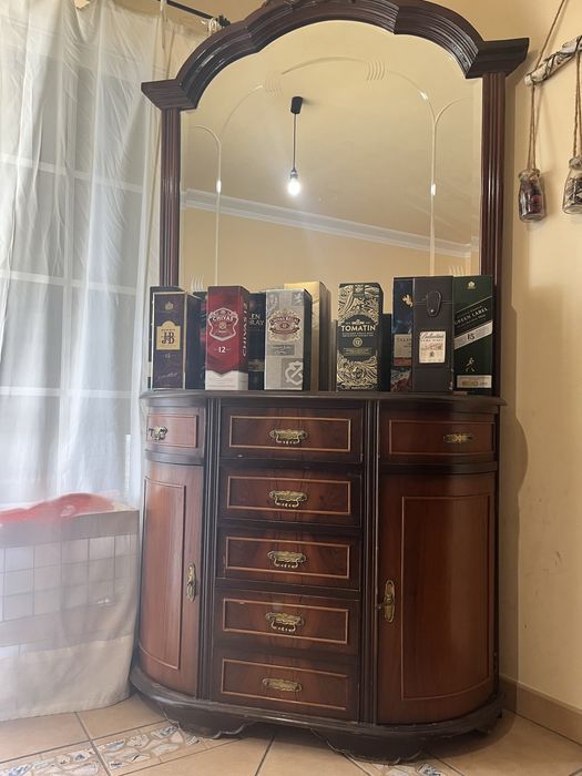 Cristaleira espelho removivel, 5 gavetas e duas portas em otimo estado