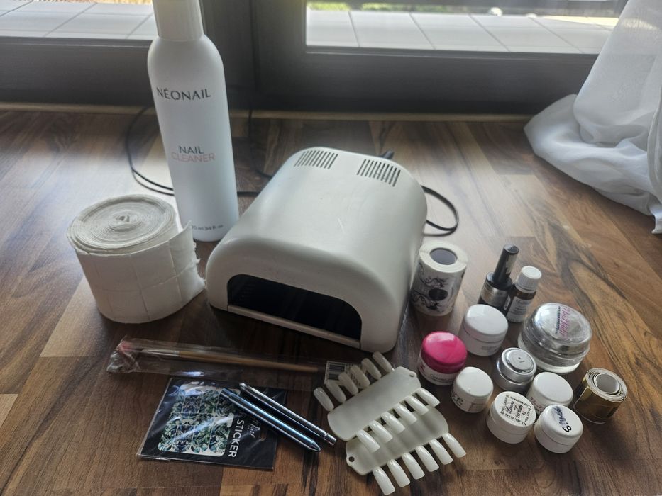 Zestaw do robienia paznokci - lampa i dodatki