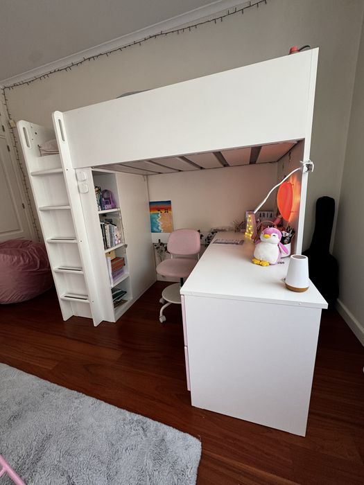Cama Alta IKEA SMÅSTAD com Secretária, Roupeiro e Arrumação – Branco/Rosa