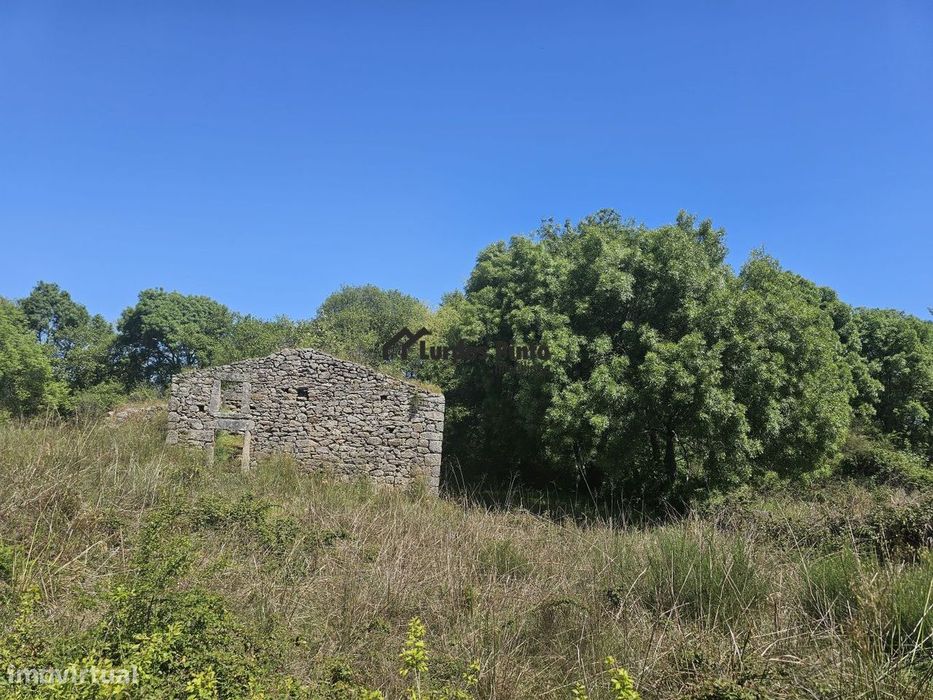 Quinta com construção em pedra perto do rio