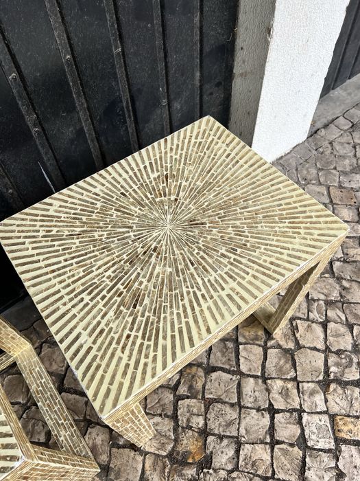 2 mesas de cabeceira/apoio estilo madrepérola