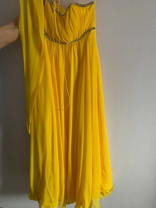 продается платье прекрасное, на выпускной и другие мероприятия.