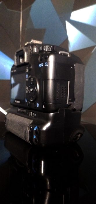 Фотоаппарат canon 1000d body с батарейной ручкой