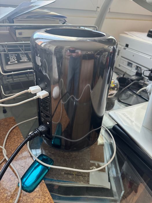 Apple Mac Pro 2013  + Monitor Apple Thunderbolt Display 27”