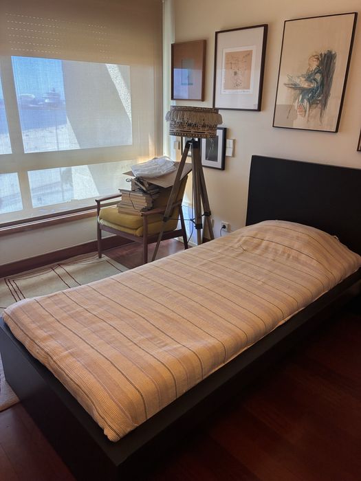 Cama IKEA com estrado e colchão