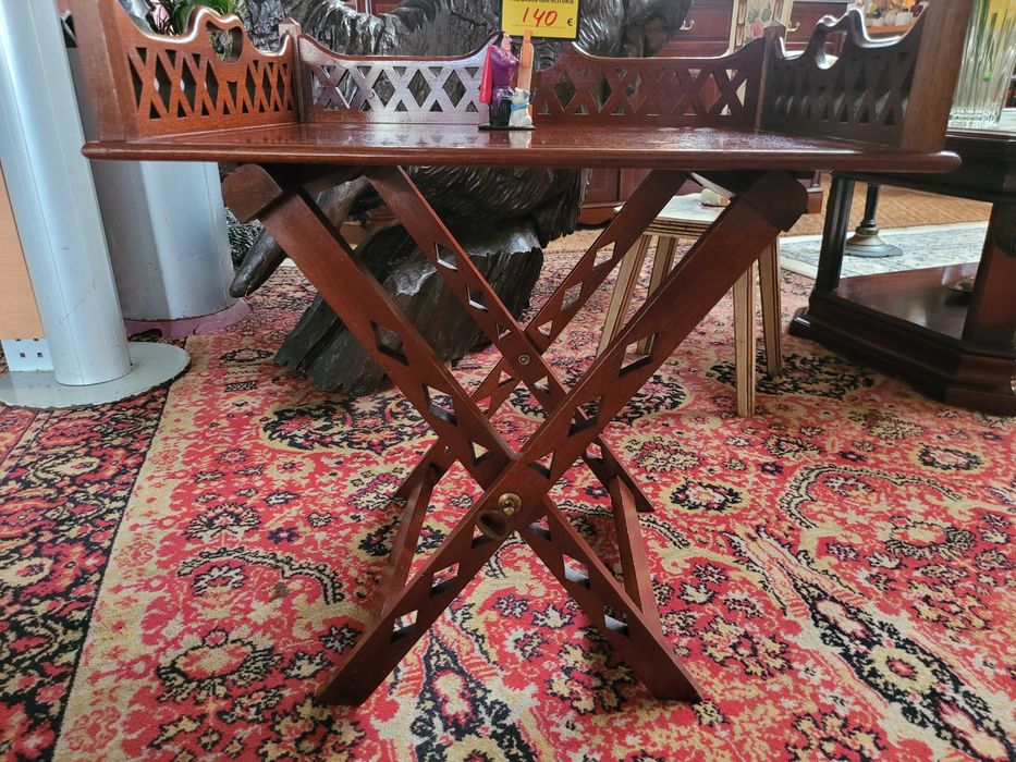 Mesa de apoio em madeira com tabuleiro amovível- ó