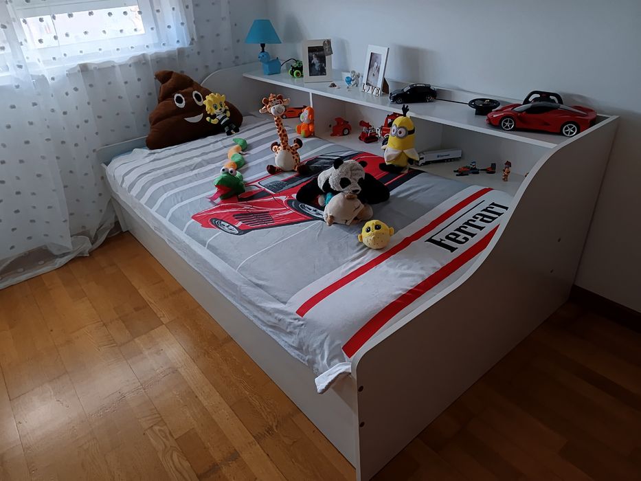 Cama com gaveta e prateleiras