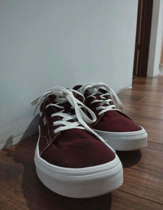 Burgundowe buty Vans
