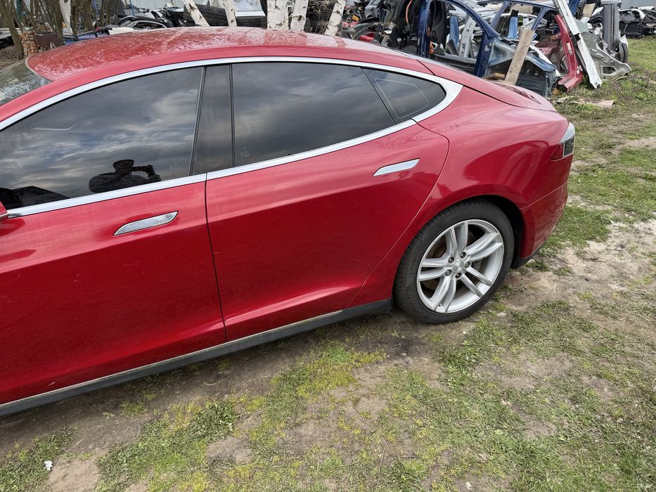 Tesla model S  85 задній привід