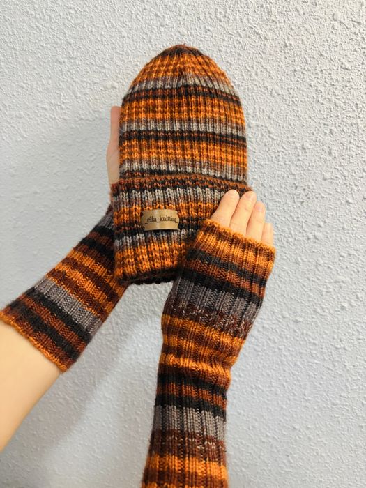 В’язаний комплект: шапка та мітенки