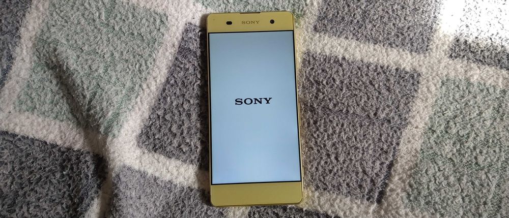 Sony Xperia  золотистый