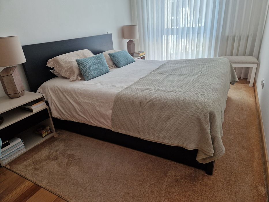 Cama de casal com 4 gavetas de arrumação