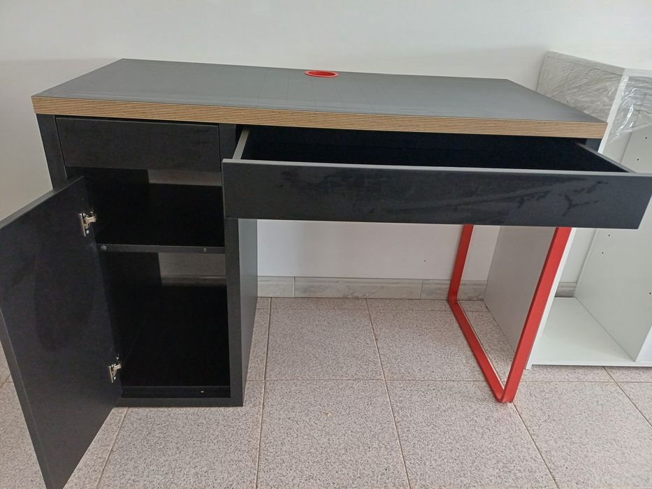 Secretária e cadeira completamente novo