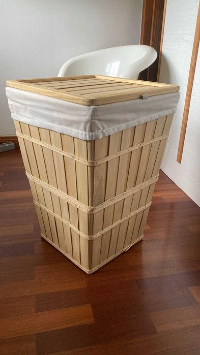 Cesto de Roupa em Madeira com Forro - 57cm Altura