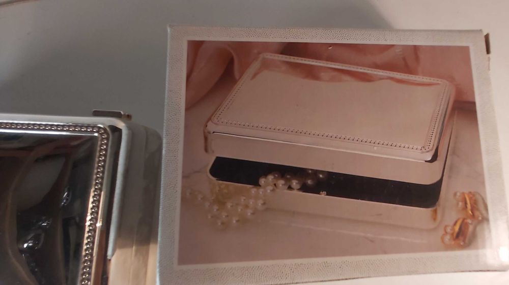 Caixa de joias e bijuteria em casquinha