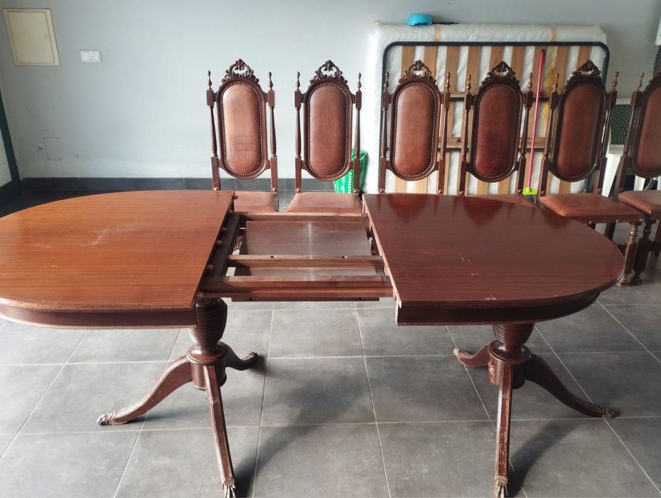 Mesa de jantar com 8 cadeiras