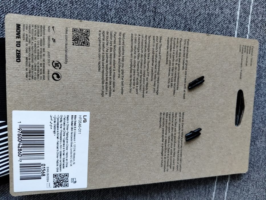 Czarne rękawiczki Nike do biegania i nie tylko obsługa telefonu