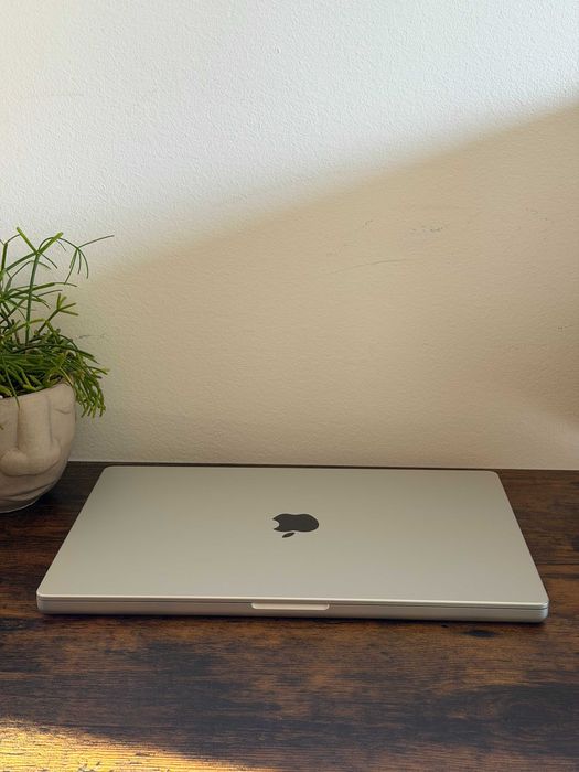 MacBook Pro 16” M3 Max  | 48 GB RAM |  1TB SSD |