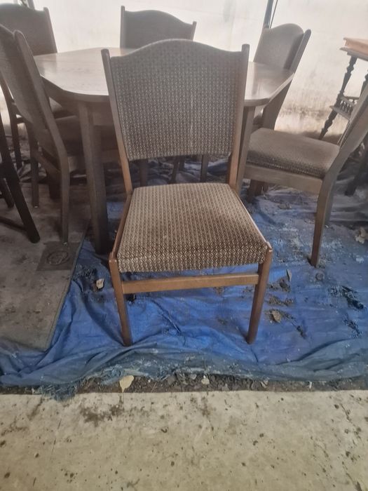 Sześciokątny stół z krzesłami.