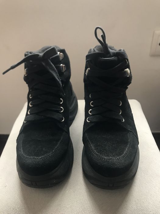 Botas ténis pretos Aldo + Ténis rosa Stradivarius