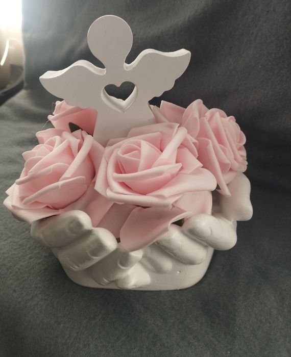 Wieczny bukiet róż w dłoniach z aniołem