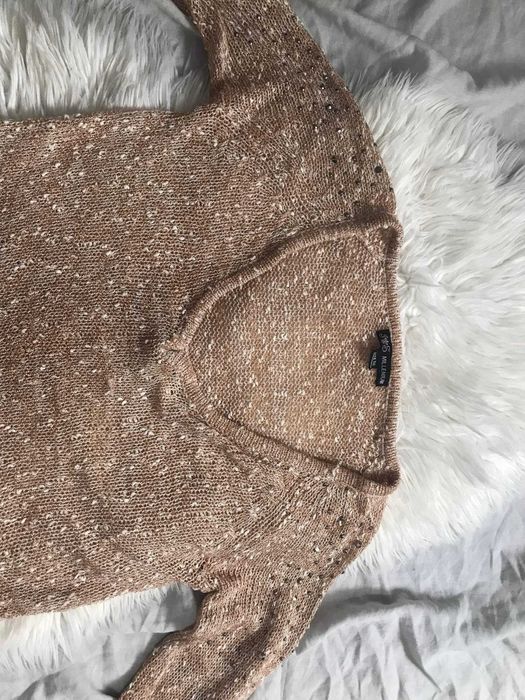 Camisola de malha com brilhantes e detalhe de lantejoulas nos ombros