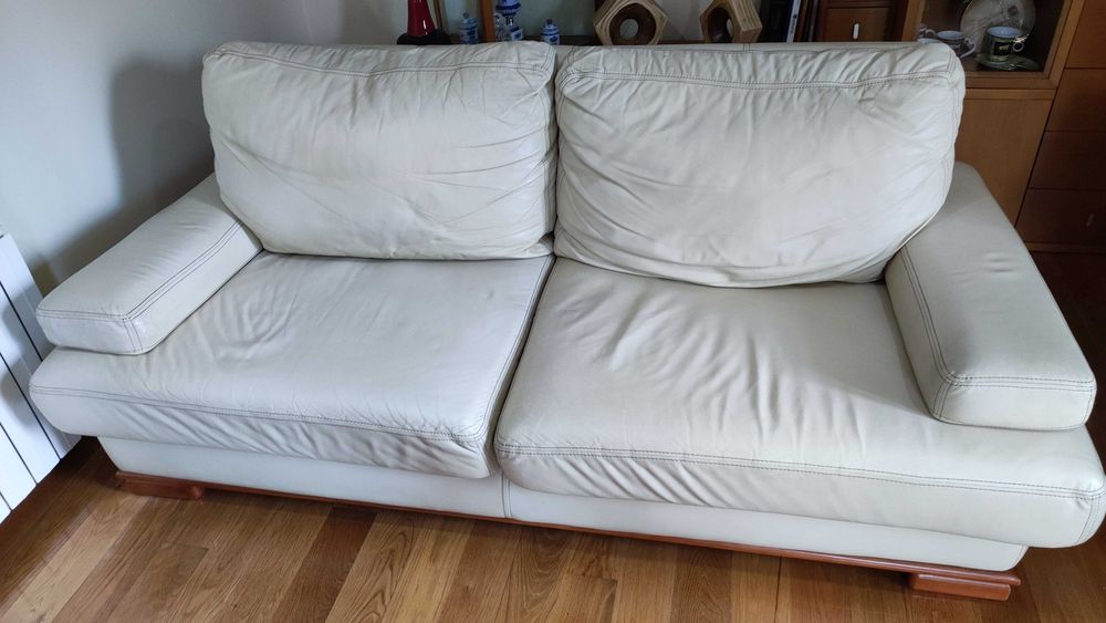 2 Sofás beije usados