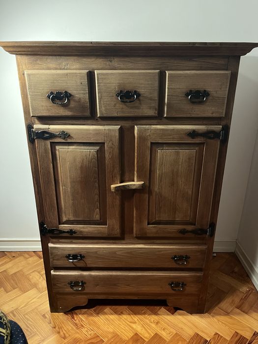 Móvel de madeira de castanho